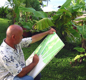 Peter Sell im garten beim Malen einer Bananenstaude