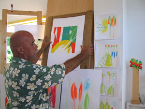 Peter Sell im Atelier bei der Motivauswahl neuer Arbeiten