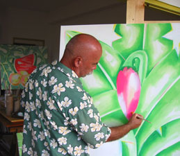Peter Sell im Atelier beim Malen einer Bananenblüte